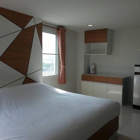 Aparthotel The Seasons à Pathum Thani Extérieur photo